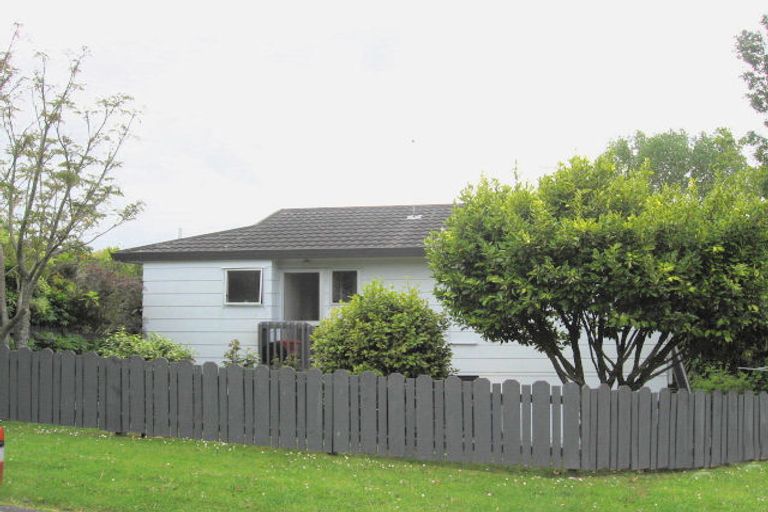 Photo of property in 2/20 Sunnyfield Crescent, Glenfield, Auckland, 0629