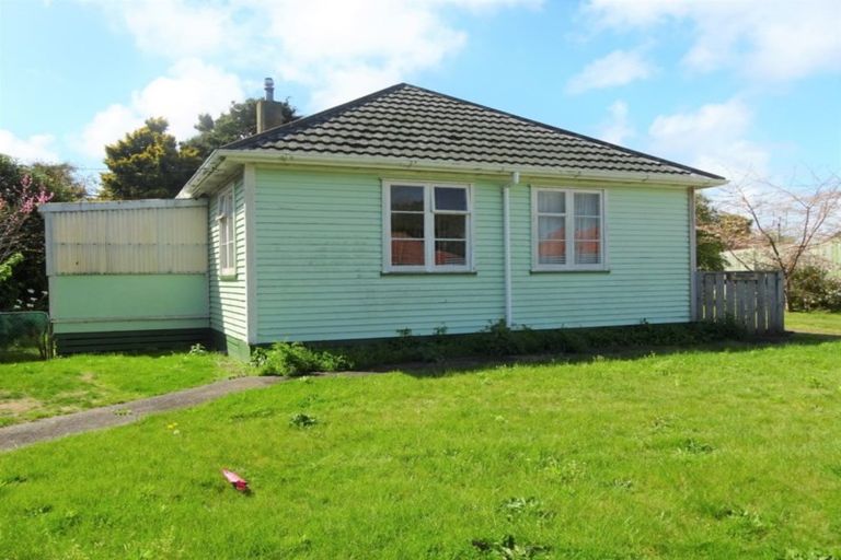 Photo of property in 15 Churchill Crescent, Foxton, 4814