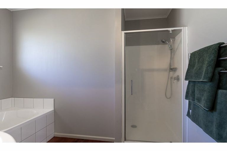 Photo of property in 52 Sylvan Crescent, Te Atatu South, Auckland, 0610