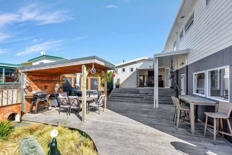 Photo of property in 18 Karaka Road, Kawakawa Bay, Papakura, 2585