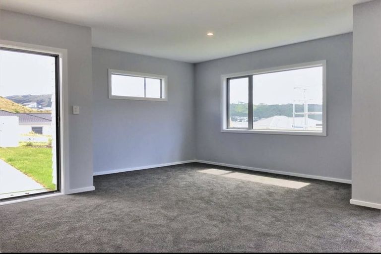 Photo of property in 21 Ken Douglas Drive, Aotea, Porirua, 5024