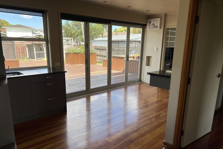 Photo of property in 41 Thornlow Street, Glendene, Auckland, 0602