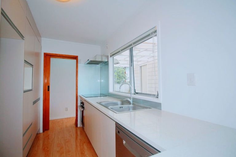 Photo of property in 2/12 Sherwood Avenue, Te Atatu South, Auckland, 0610