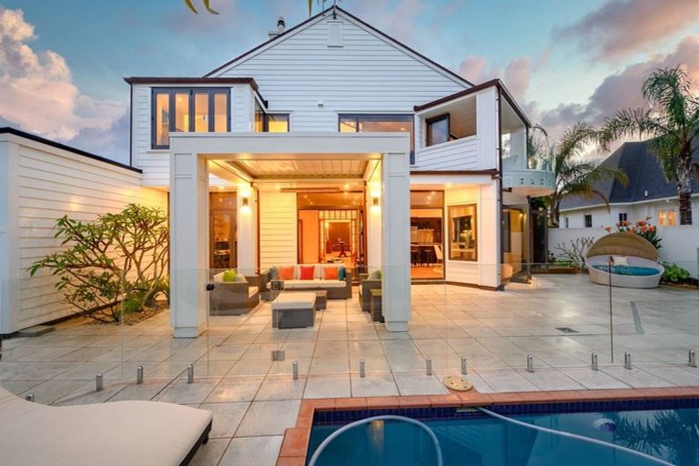 Photo of property in 235 Bleakhouse Road, Mellons Bay, Auckland, 2014