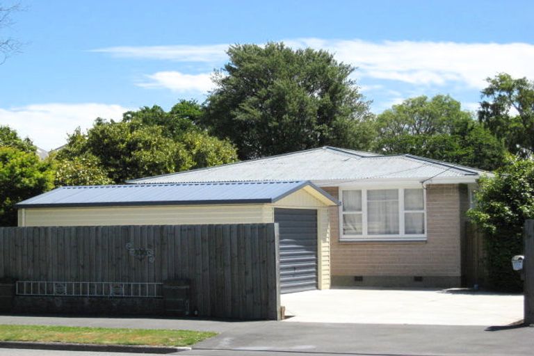 Photo of property in 135 Avonhead Road, Avonhead, Christchurch, 8042