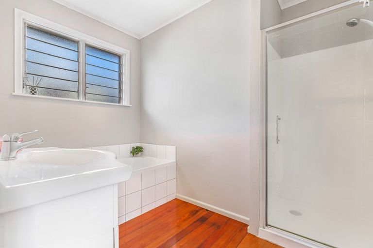 Photo of property in 52 Sylvan Crescent, Te Atatu South, Auckland, 0610