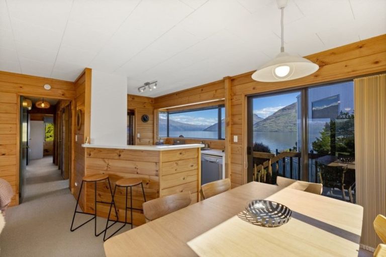 Photo of property in 71 Cedar Drive, Kelvin Heights, Queenstown, 9300