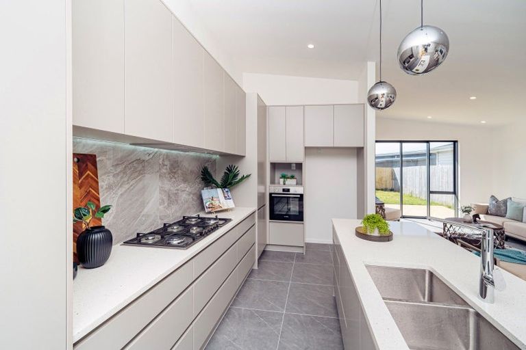 Photo of property in 8 Poutawa Lane, Clarks Beach, 2122