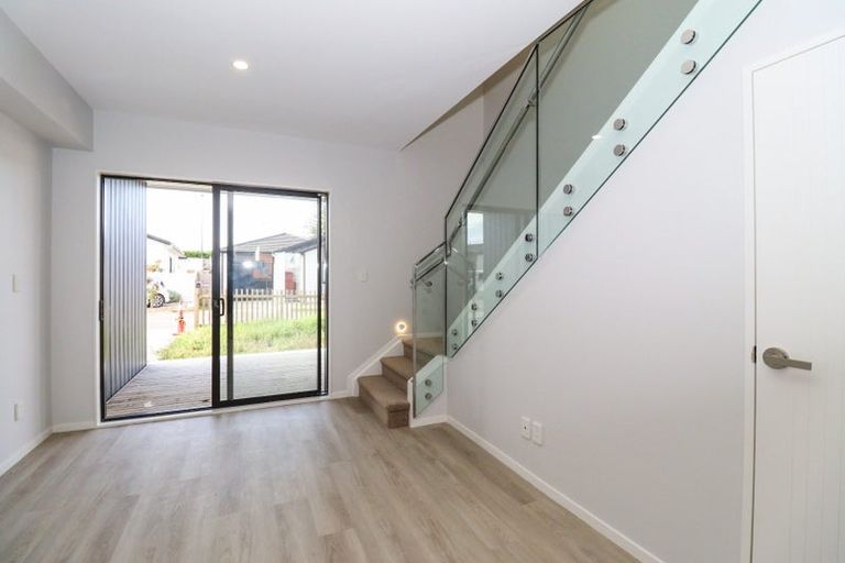 Photo of property in 17 Farranfore Road, Opaheke, Papakura, 2113