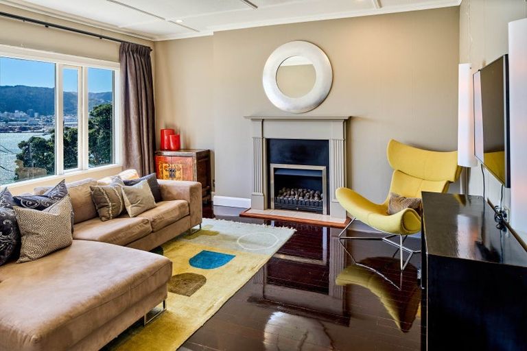 Photo of property in 43 The Crescent, Roseneath, Wellington, 6011