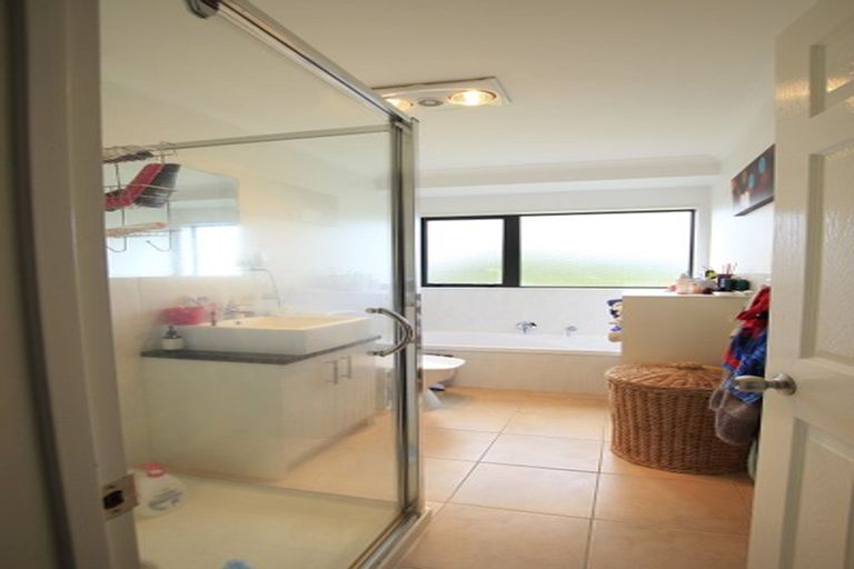 Photo of property in 21a Kirrie Avenue, Te Atatu South, Auckland, 0610