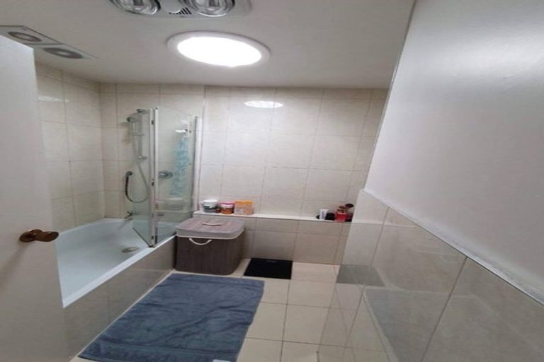 Photo of property in 2/42 Prince Regent Drive, Half Moon Bay, Auckland, 2012