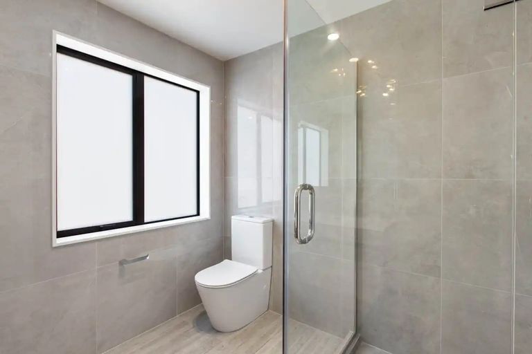 Photo of property in 24e Lincoln Park Avenue, Massey, Auckland, 0614