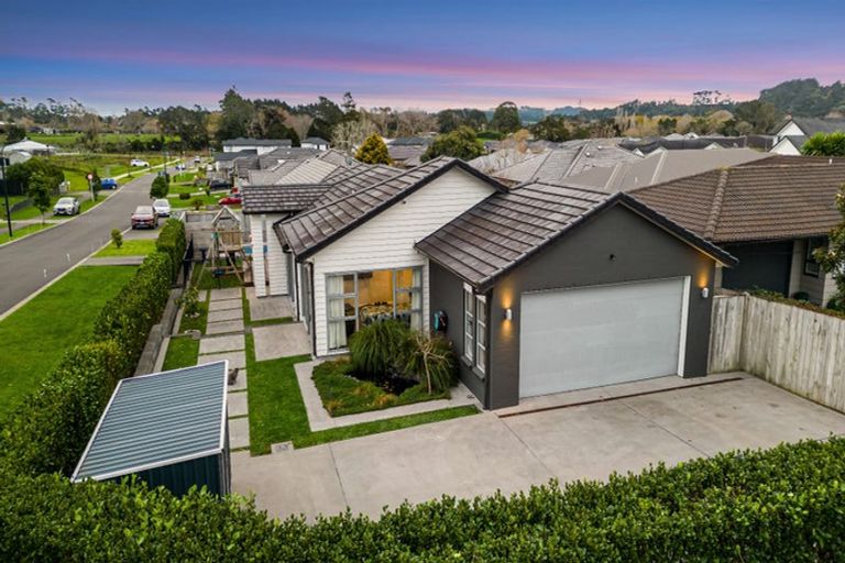 Photo of property in 36 Gilbransen Road, Kumeu, 0810