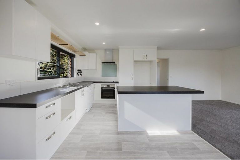 Photo of property in 8 Trosk Place, Waiuku, 2123