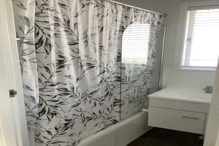 Photo of property in 1 Keats Place, Blockhouse Bay, Auckland, 0600