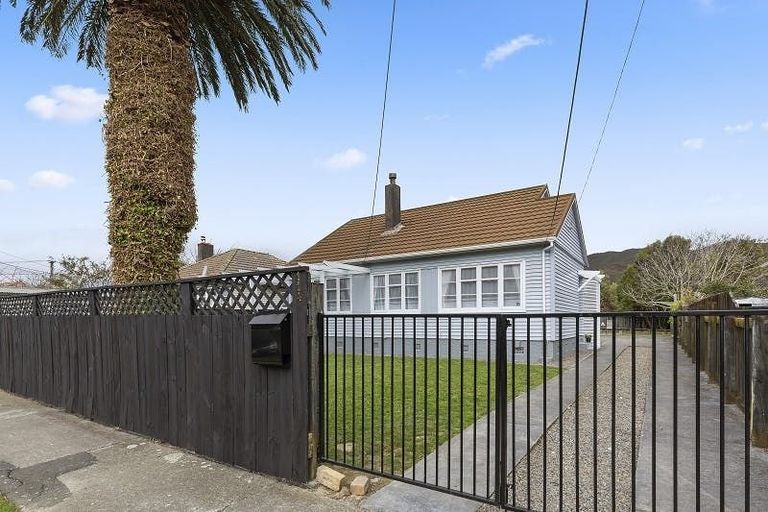 Photo of property in 114 Cambridge Terrace, Fairfield, Lower Hutt, 5011
