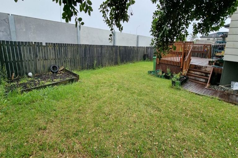 Photo of property in 17 Barbados Drive, Unsworth Heights, Auckland, 0632