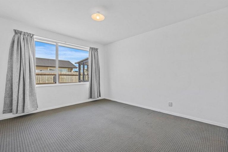 Photo of property in 1/37 Queenspark Drive, Parklands, Christchurch, 8083