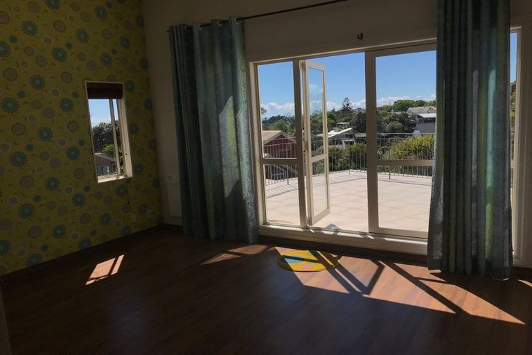 Photo of property in 2/879 East Coast Road, Northcross, Auckland, 0632