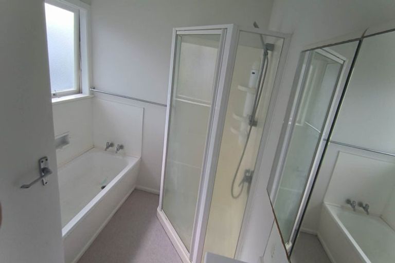 Photo of property in 327 Wairau Road, Totara Vale, Auckland, 0627