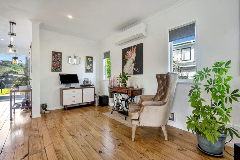 Photo of property in 18 Karaka Road, Kawakawa Bay, Papakura, 2585