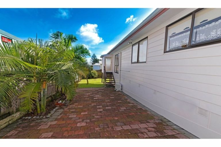 Photo of property in 53 Lavelle Road, Henderson, Auckland, 0612