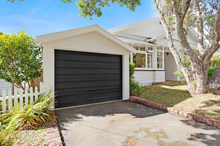 Photo of property in 22 Homewood Crescent, Karori, Wellington, 6012