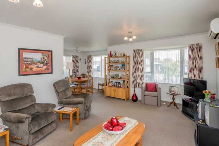 Photo of property in 15 Oriwa Street, Waikanae, 5036