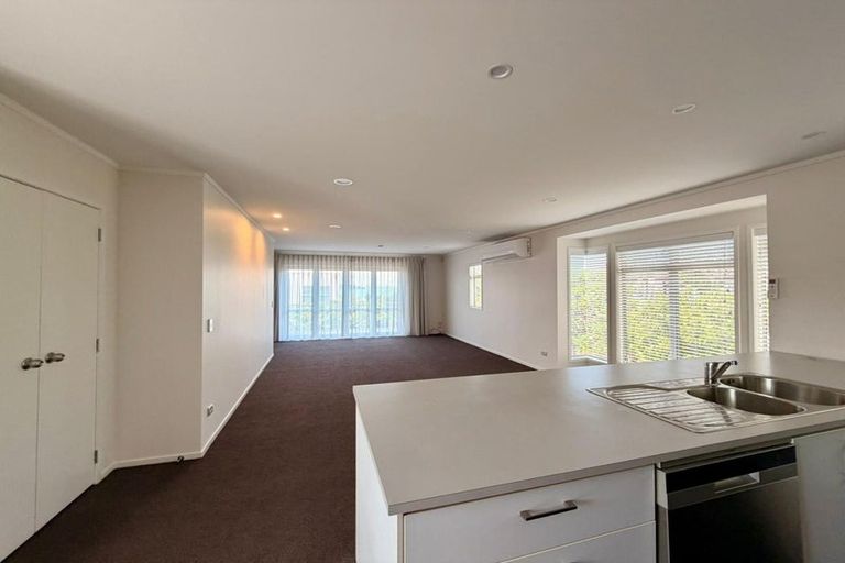 Photo of property in 4/143a Wiseley Road, West Harbour, Auckland, 0618