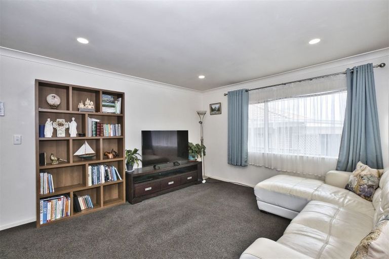 Photo of property in 2/8 Bronzewing Terrace, Unsworth Heights, Auckland, 0632