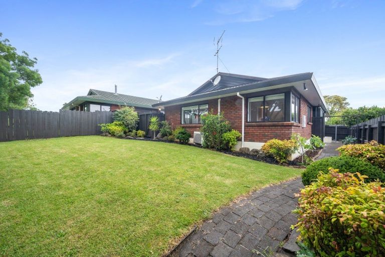 Photo of property in 2/98 Mirrabooka Avenue, Botany Downs, Auckland, 2010