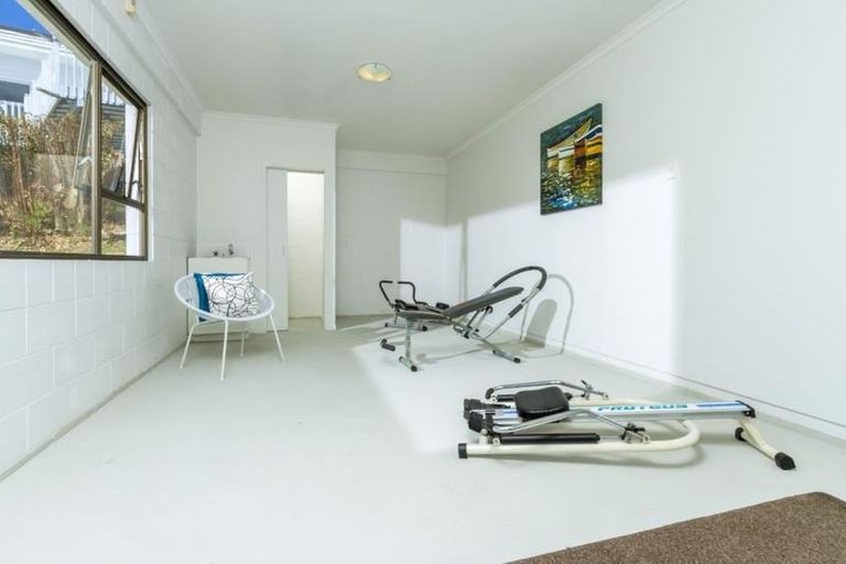 Photo of property in 1/5 Clematis Avenue, Murrays Bay, Auckland, 0630