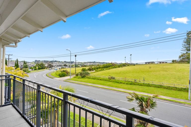Photo of property in 16b/71 Spencer Road, Oteha, Auckland, 0632