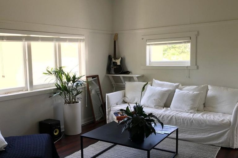 Photo of property in 12 William Bond Street, Stanley Point, Auckland, 0624