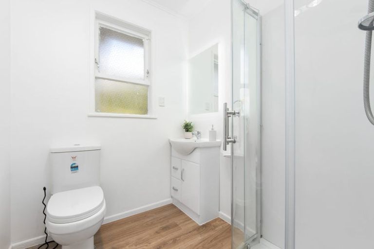 Photo of property in 12 Ashbourne Place, Glendene, Auckland, 0602