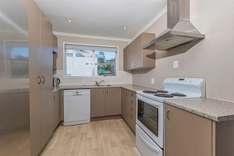 Photo of property in 4 Pipitea Place, Massey, Auckland, 0614