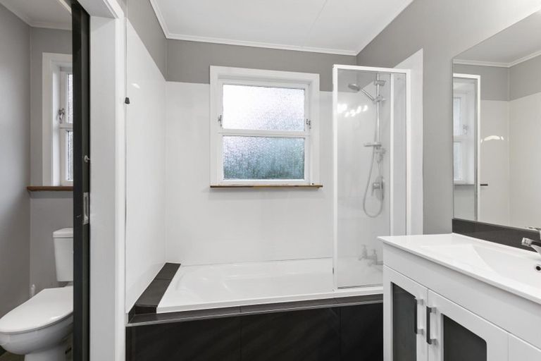 Photo of property in 51 Turville Crescent, Newlands, Wellington, 6037