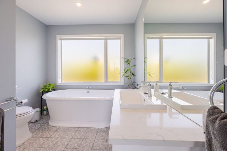 Photo of property in 45 Highlands Drive, Waipawa, 4277