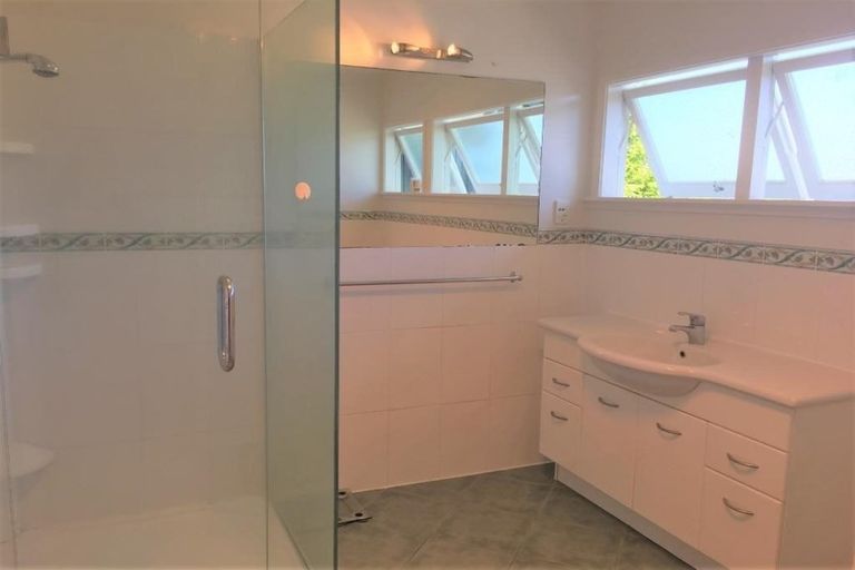 Photo of property in 20 Woodcote Drive, Glenfield, Auckland, 0629