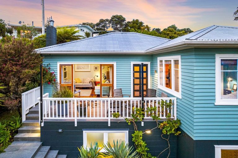 Photo of property in 18 Derwent Crescent, Titirangi, Auckland, 0604