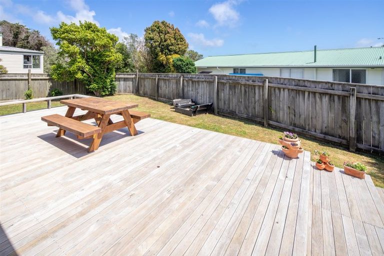 Photo of property in 3 Kingsbridge Place, Newlands, Wellington, 6037