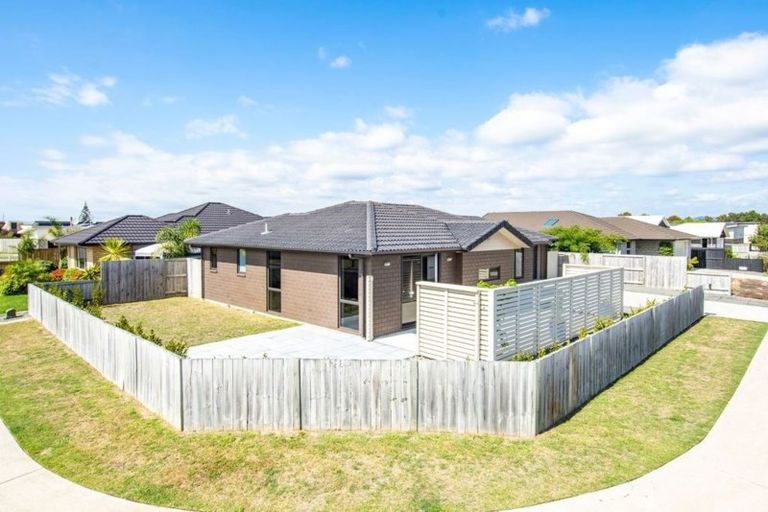 Photo of property in 17 Butterworth Crescent, Papamoa Beach, Papamoa, 3118