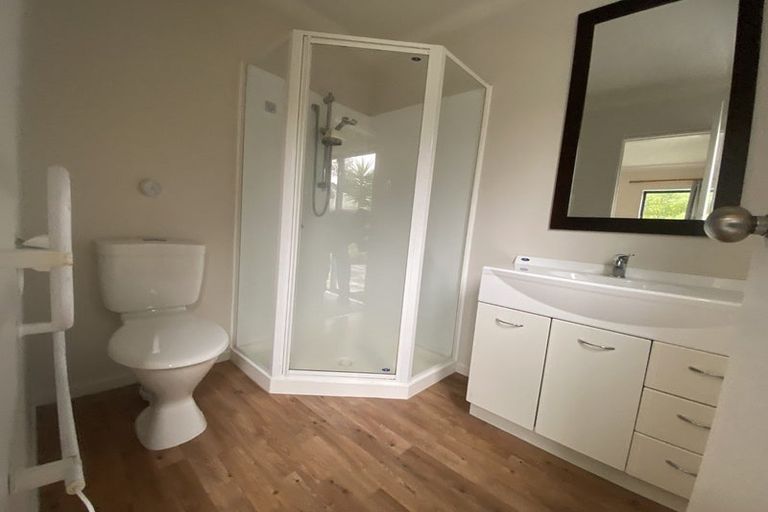 Photo of property in 2 Stella Grove, Newlands, Wellington, 6037