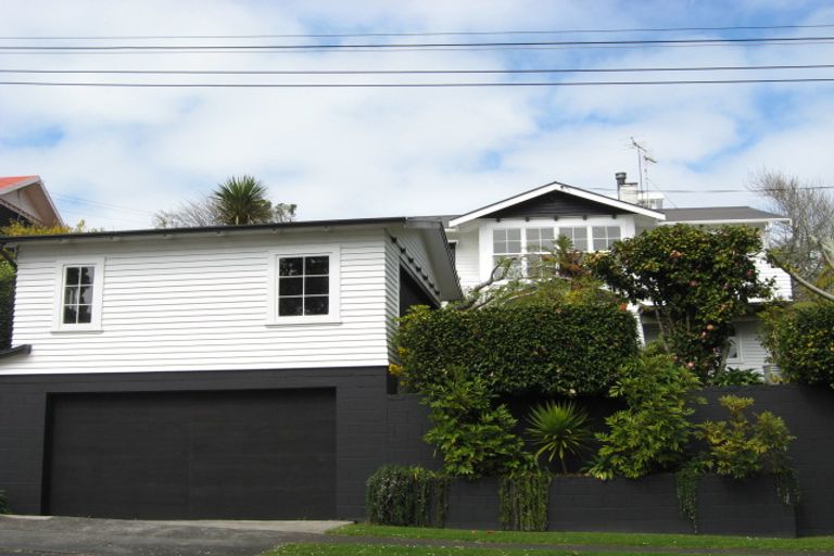 Photo of property in 122 Pendarves Street, New Plymouth, 4312