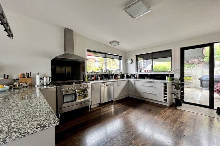 Photo of property in 70 Wynyard Crescent, Fernhill, Queenstown, 9300