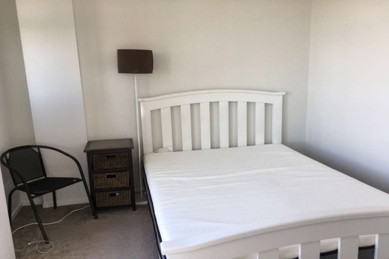 Photo of property in 10 Barron Drive, Green Bay, Auckland, 0604