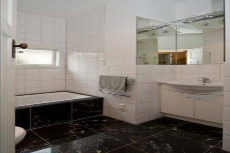 Photo of property in 13a Irirangi Road, Greenlane, Auckland, 1061