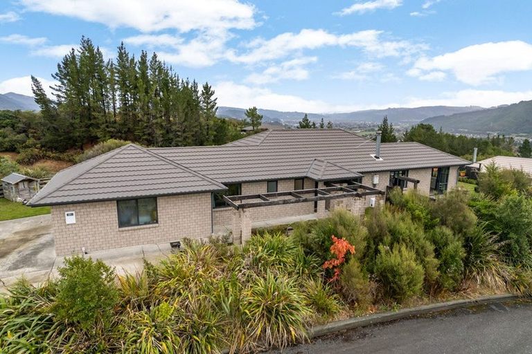 Photo of property in 5 Mckenzie Way, Timberlea, Upper Hutt, 5018