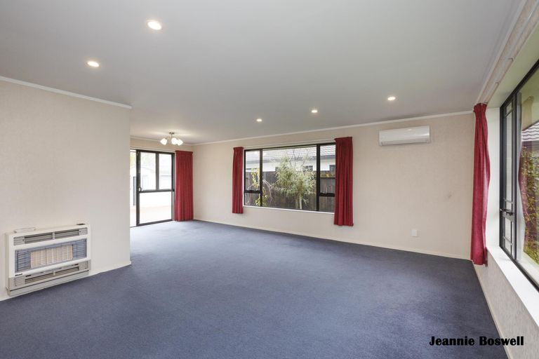 Photo of property in 20 Aspen Way, Kelvin Grove, Palmerston North, 4414